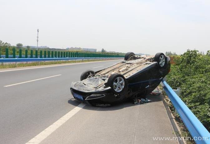 夢見別人開車撞人