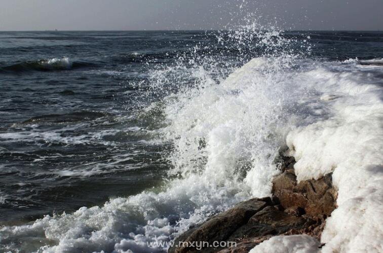 夢見海水波濤洶湧