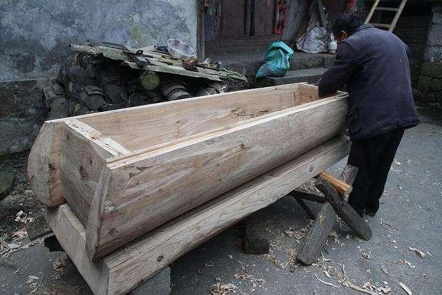 夢見死人棺材出殯是什麼意思_夢見死人夢見棺材_夢見死人棺材是什麼意思